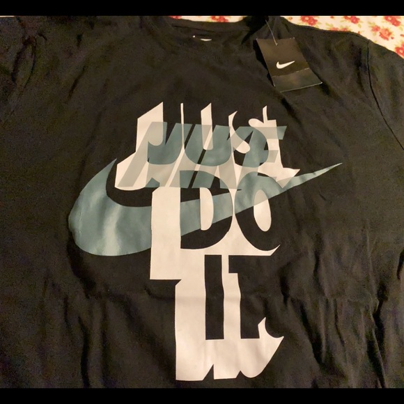 Men’s Nike Short Sleeve Shirt - Picture 2 of 3